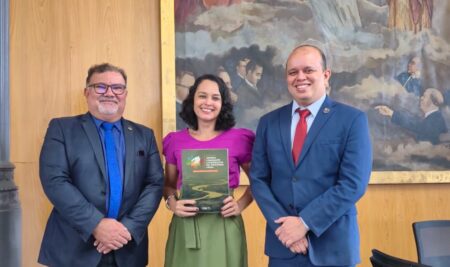 ENTREGA DE RELATÓRIO DO CNJ À BIBLIOTECA DO TJPA REGISTRA ATUAÇÃO ESTRATÉGICA DE OFICIAIS DE JUSTIÇA NA AMAZÔNIA
